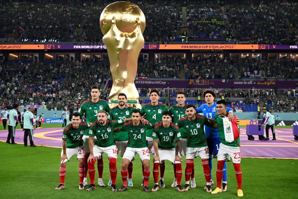 Mexikanische Spieler posieren vor dem Fußballspiel der Gruppe C der Fußballweltmeisterschaft Katar 2022 zwischen Mexiko und Polen im Stadion 974 in Doha am 22. November 2022. (Foto: Alfredo ESTRELLA / AFP)