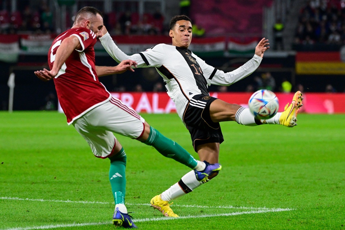 Jamal Musiala im neuen DFB Trikot 2022 mit der DFB Rückennummer 14 gegen Ungarn am 23.September 2022. (Photo by John MACDOUGALL / AFP)