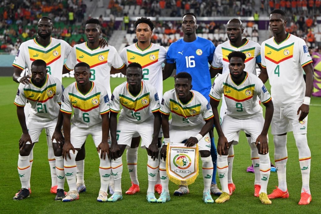 Die senegalesische Nationalmannschaft posieren vor dem Spiel der Gruppe A der Fußballweltmeisterschaft Katar 2022 zwischen Senegal und den Niederlanden im Al-Thumama-Stadion in Doha am 21. November 2022. (Foto: OZAN KOSE / AFP)