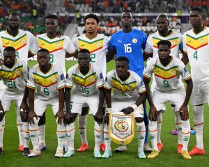 Die senegalesische Nationalmannschaft posieren vor dem Spiel der Gruppe A der Fußballweltmeisterschaft Katar 2022 zwischen Senegal und den Niederlanden im Al-Thumama-Stadion in Doha am 21. November 2022. (Foto: OZAN KOSE / AFP)