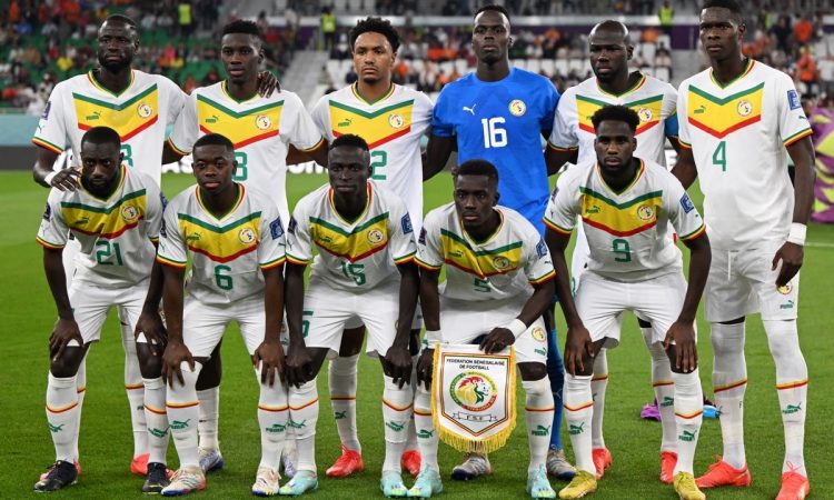 Die senegalesische Nationalmannschaft posieren vor dem Spiel der Gruppe A der Fußballweltmeisterschaft Katar 2022 zwischen Senegal und den Niederlanden im Al-Thumama-Stadion in Doha am 21. November 2022. (Foto: OZAN KOSE / AFP)