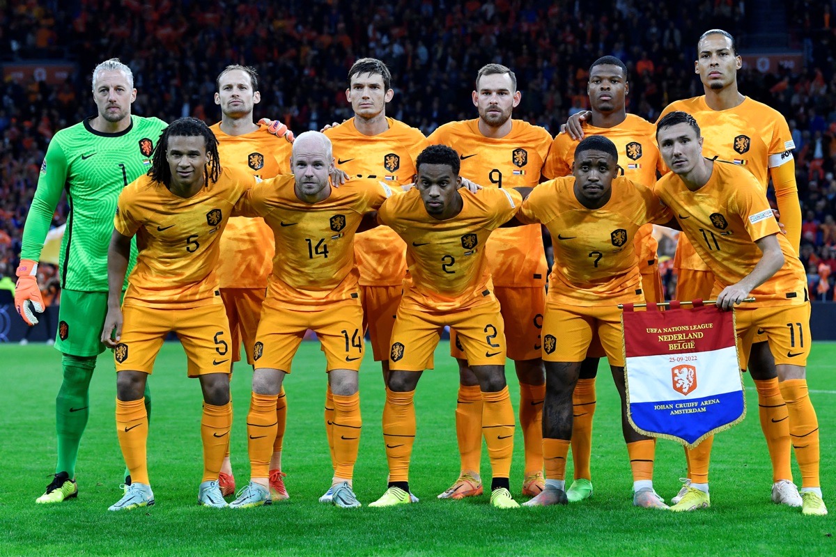 Die Niederländische Startaufstellung  vor dem Fußballspiel der Gruppe 4 der UEFA Nations League zwischen den Niederlanden und Belgien am 25. September 2022. (Foto: JOHN THYS / AFP)