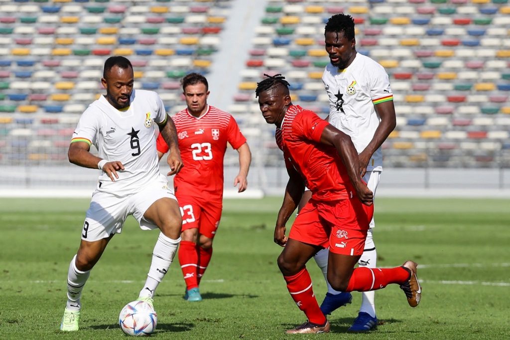 Ghanas Stürmer Jordan Ayew (L) kämpft mit dem Schweizer Stürmer Breel Embolo (2.v.r.) während eines Freundschaftsspiels zwischen Ghana und der Schweiz am 17. November 2022 in Abu Dhabi um den Ball. (Foto: Ryan LIM / AFP)