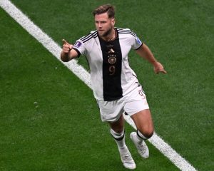 Der deutsche Stürmer Niclas Fullkrug (Nr. 09) feiert seinen Treffer während des Fußballspiels der Gruppe E der Weltmeisterschaft Katar 2022 zwischen Spanien und Deutschland im Al-Bayt-Stadion in Al Khor, nördlich von Doha, am 27. November 2022. (Foto von Kirill KUDRYAVTSEV / AFP)