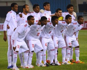 Omans Spieler posieren für ein Mannschaftsfoto vor dem Playoff-Spiel der Olympia-Qualifikation für Asien zwischen Syrien und Oman in Hanoi am 25. März 2012. Syrien entging nur knapp einer Niederlage gegen Oman und erzielte in der Nachspielzeit den Ausgleichstreffer zum 1:1-Unentschieden. AFP PHOTO/HOANG DINH Nam (Foto von HOANG DINH NAM / AFP)