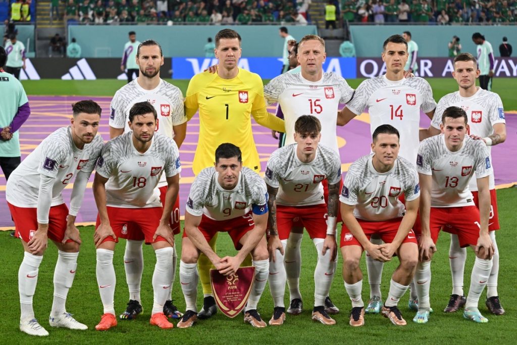 Polnische Spieler posieren vor dem Fußballspiel der Gruppe C der Fußballweltmeisterschaft Katar 2022 zwischen Mexiko und Polen im Stadion 974 in Doha am 22. November 2022. (Foto: ANDREJ ISAKOVIC / AFP)