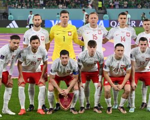 Polnische Spieler posieren vor dem Fußballspiel der Gruppe C der Fußballweltmeisterschaft Katar 2022 zwischen Mexiko und Polen im Stadion 974 in Doha am 22. November 2022. (Foto: ANDREJ ISAKOVIC / AFP)