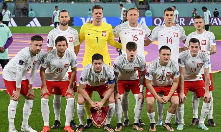 Polnische Spieler posieren vor dem Fußballspiel der Gruppe C der Fußballweltmeisterschaft Katar 2022 zwischen Mexiko und Polen im Stadion 974 in Doha am 22. November 2022. (Foto: ANDREJ ISAKOVIC / AFP)