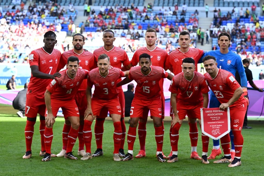 Die Schweizer Nationalmannschaft vor dem Fußballspiel der Gruppe G der Fußballweltmeisterschaft Katar 2022 zwischen der Schweiz und Kamerun am 24. November 2022. (Foto von Fabrice COFFRINI / AFP)