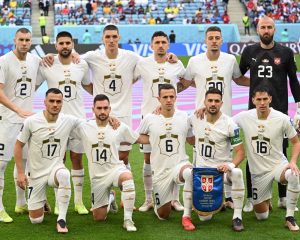 Die serbische Nationalmannschaft beim World Cup 2022 gegen Kamerun am 28. November 2022. (Photo by ANDREJ ISAKOVIC / AFP)