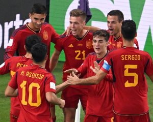 Spaniens Stürmer #21 Dani Olmo (C) feiert den ersten Treffer seiner Mannschaft während des Fußballspiels der Gruppe E der Weltmeisterschaft Katar 2022 zwischen Spanien und Costa Rica im Al-Thumama-Stadion in Doha am 23. November 2022. Spanien macht nicht mit. (Foto von Kirill KUDRYAVTSEV / AFP)