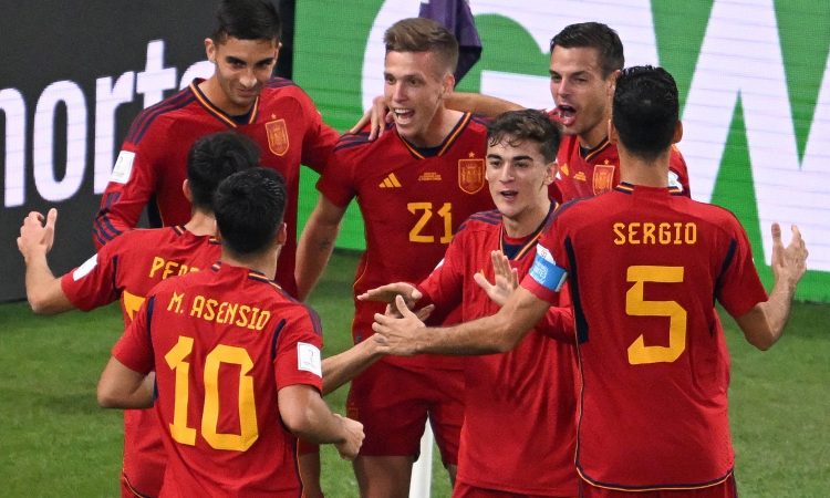 Spaniens Stürmer #21 Dani Olmo (C) feiert den ersten Treffer seiner Mannschaft während des Fußballspiels der Gruppe E der Weltmeisterschaft Katar 2022 zwischen Spanien und Costa Rica im Al-Thumama-Stadion in Doha am 23. November 2022. Spanien macht nicht mit. (Foto von Kirill KUDRYAVTSEV / AFP)