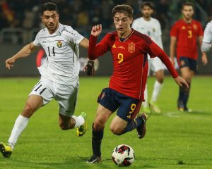 Der jordanische Mittelfeldspieler Obieda Al Samrieh (L) markiert den spanischen Mittelfeldspieler Gavi während des Freundschaftsspiels zwischen Jordanien und Spanien im Hussein Youth City Stadion in der jordanischen Hauptstadt Amman am 17. November 2022. (Foto: Khalil MAZRAAWI / AFP)