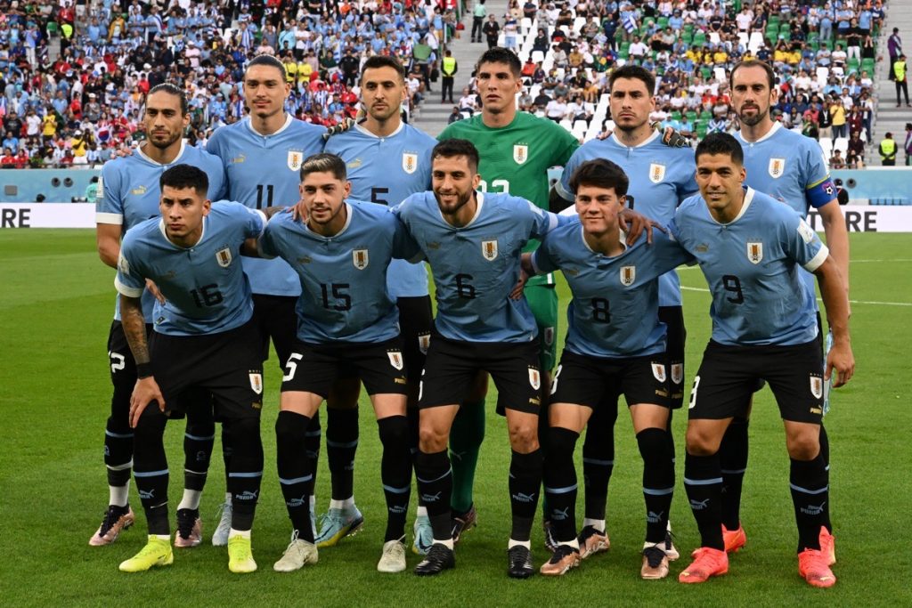 Die Spieler der uruguayischen Mannschaft posieren vor dem Beginn des Fußballspiels der Gruppe H der Fußballweltmeisterschaft Katar 2022 zwischen Uruguay und Südkorea im Education City Stadium in Al-Rayyan, westlich von Doha, am 24. November 2022. (Foto von Pablo PORCIUNCULA / AFP)