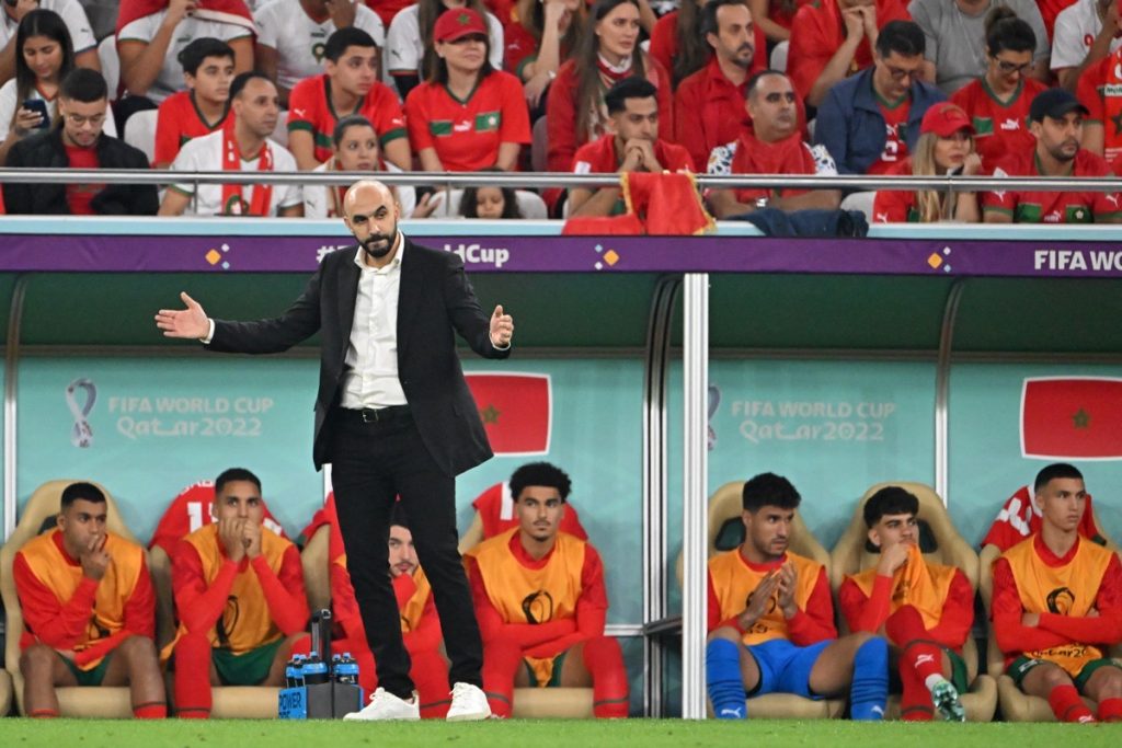 Marokkos Trainer Walid Regragui gestikuliert während des Viertelfinalspiels der Fußballweltmeisterschaft Katar 2022 zwischen Marokko und Portugal im Al-Thumama-Stadion in Doha am 10. Dezember 2022. (Foto: Alberto PIZZOLI / AFP)