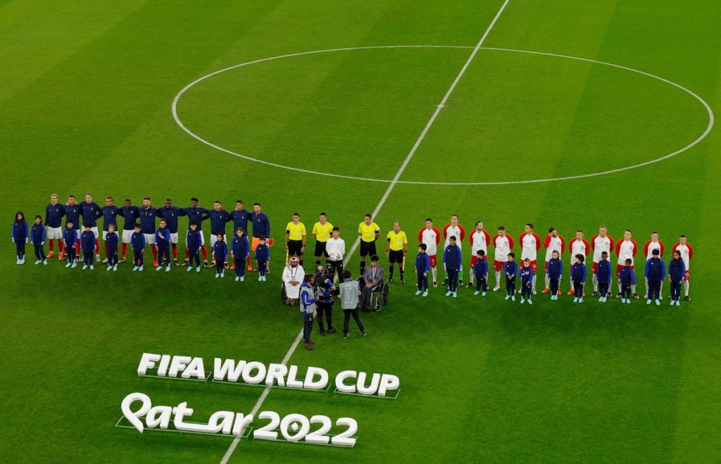 Die Nationalmannschaften stellen sich vor dem Beginn des Achtelfinales der Fußballweltmeisterschaft Katar 2022 zwischen Frankreich und Polen im Al-Thumama-Stadion in Doha am 4. Dezember 2022 auf. (Foto: Odd ANDERSEN / AFP)