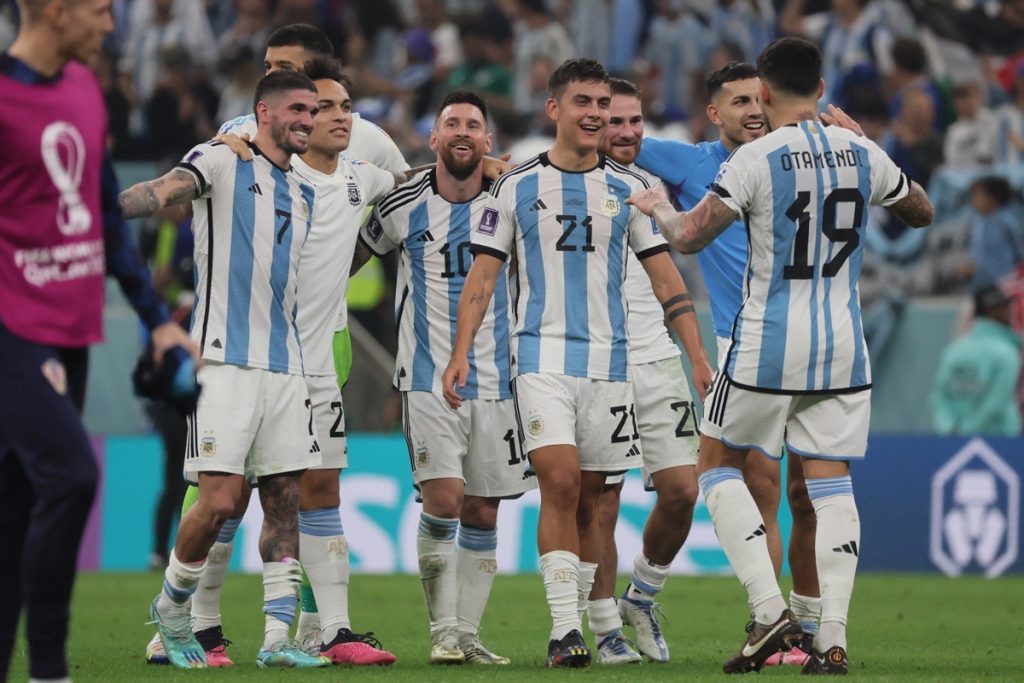 Argentinien feiern den Sieg im Halbfinalspiel der Fußball-Weltmeisterschaft Katar 2022 zwischen Argentinien und Kroatien im Lusail-Stadion in Lusail am 13. Dezember 2022. (Foto: JACK GUEZ / AFP)