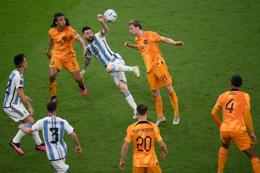 Verlängerung! Der argentinische Stürmer (Nr. 10) Lionel Messi (C) kämpft mit dem niederländischen Mittelfeldspieler (Nr. 21) Frenkie De Jong während des Viertelfinalspiels der Fußballweltmeisterschaft Katar 2022 zwischen den Niederlanden und Argentinien im Lusail-Stadion nördlich von Doha am 9. Dezember 2022 um den Ball. (Foto: FRANCK FIFE / AFP)