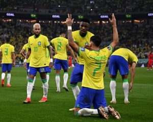 Der brasilianische Mittelfeldspieler Lucas Paqueta (Nr. 07) jubelt mit seinen Mannschaftskameraden nach dem vierten Tor seiner Mannschaft während des Achtelfinales der Fußballweltmeisterschaft Katar 2022 zwischen Brasilien und Südkorea im Stadion 974 in Doha am 5. Dezember 2022. (Foto von Pablo PORCIUNCULA / AFP)