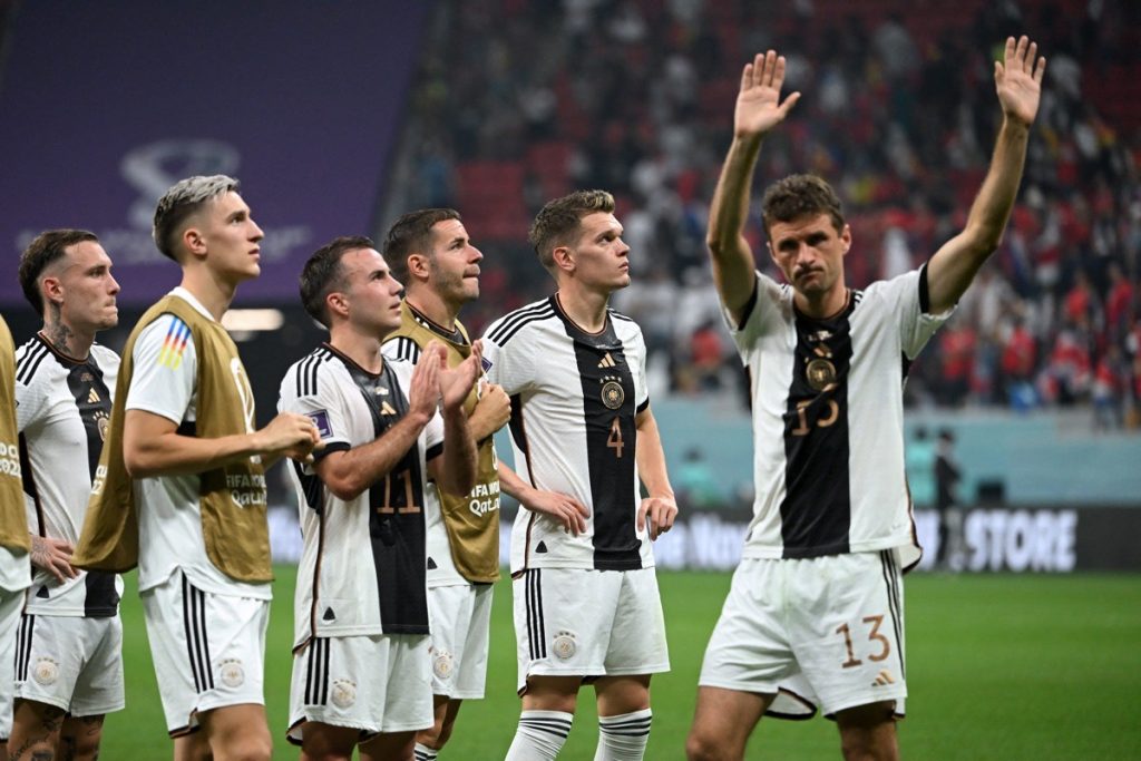 Thomas Müller verabschiedet sich von den Fans nach dem Spiel der Gruppe E der Fußballweltmeisterschaft Katar 2022 zwischen Costa Rica und Deutschland im Al-Bayt-Stadion in Al Khor, nördlich von Doha, am 1. Dezember 2022. (Foto: Ina Fassbender / AFP)