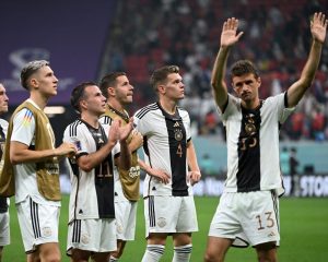 Thomas Müller verabschiedet sich von den Fans nach dem Spiel der Gruppe E der Fußballweltmeisterschaft Katar 2022 zwischen Costa Rica und Deutschland im Al-Bayt-Stadion in Al Khor, nördlich von Doha, am 1. Dezember 2022. (Foto: Ina Fassbender / AFP)