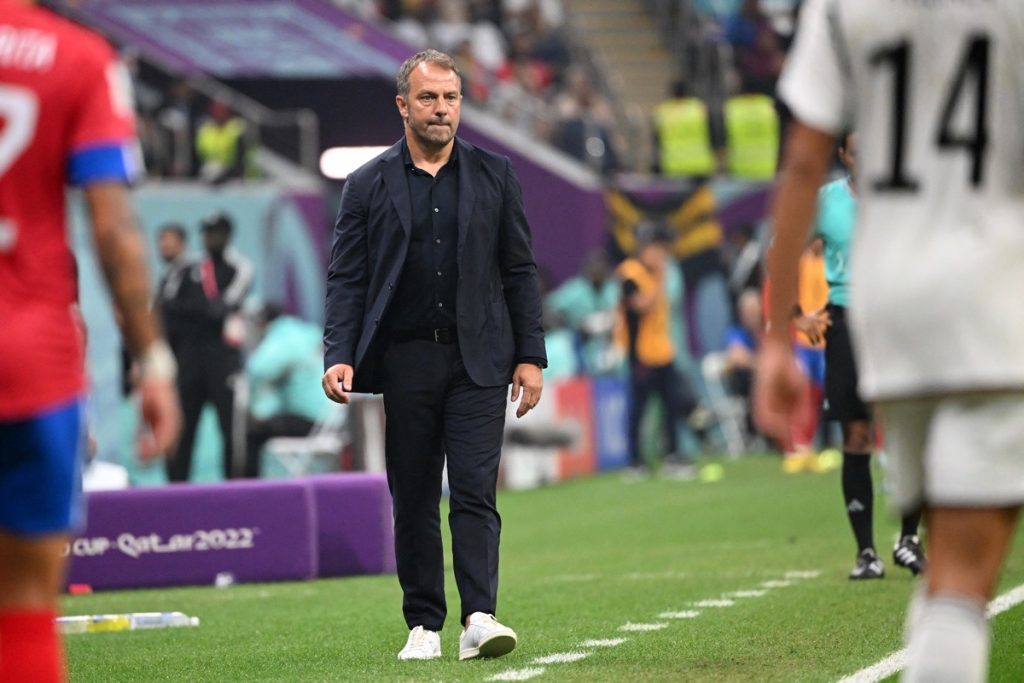 Der deutsche Trainer Hans-Dieter Flick beobachtet das Ende des Fußballspiels der Gruppe E der Fußballweltmeisterschaft Katar 2022 zwischen Costa Rica und Deutschland im Al-Bayt-Stadion in Al Khor, nördlich von Doha, am 1. Dezember 2022. (Foto: Ina Fassbender / AFP)