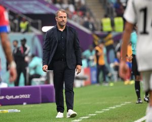 Der deutsche Trainer Hans-Dieter Flick beobachtet das Ende des Fußballspiels der Gruppe E der Fußballweltmeisterschaft Katar 2022 zwischen Costa Rica und Deutschland im Al-Bayt-Stadion in Al Khor, nördlich von Doha, am 1. Dezember 2022. (Foto: Ina Fassbender / AFP)