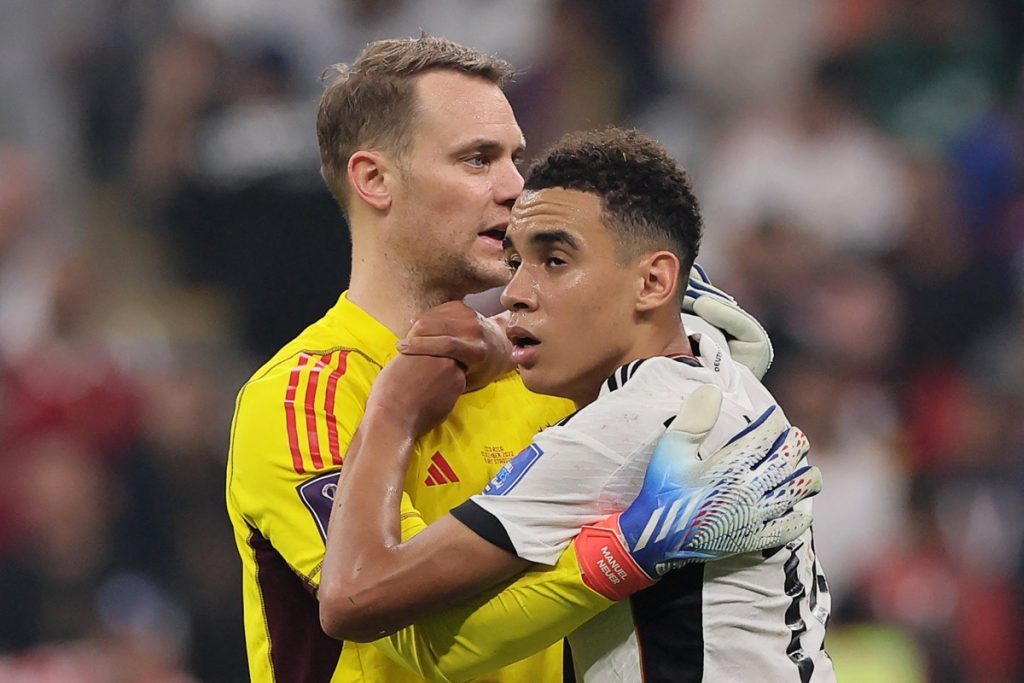 Deutschlands #14 Jamal Musiala (R) und Deutschlands #01 Manuel Neuer nach dem Fußballspiel der Gruppe E der Fußballweltmeisterschaft Katar 2022 zwischen Costa Rica und Deutschland im Al-Bayt-Stadion in Al Khor, nördlich von Doha, am 1. Dezember 2022. (Foto von KARIM JAAFAR / AFP)