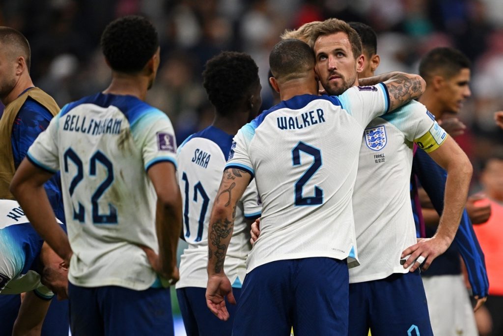 Englands Verteidiger (Nr. 02) Kyle Walker und Englands Stürmer (Nr. 09) Harry Kane nach dem verlorenen Viertelfinalspiels der Fußballweltmeisterschaft Katar 2022 zwischen England und Frankreich am 10. Dezember 2022. (Foto: Paul ELLIS / AFP)