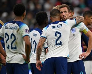 Englands Verteidiger (Nr. 02) Kyle Walker und Englands Stürmer (Nr. 09) Harry Kane nach dem verlorenen Viertelfinalspiels der Fußballweltmeisterschaft Katar 2022 zwischen England und Frankreich am 10. Dezember 2022. (Foto: Paul ELLIS / AFP)