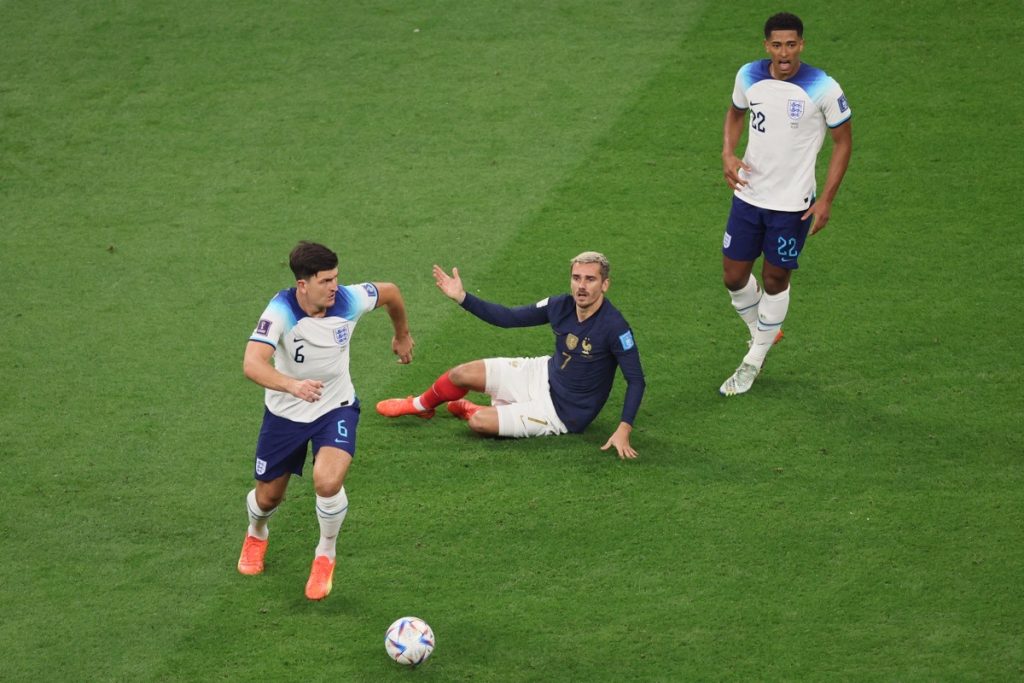 Englands Verteidiger Harry Maguire (Nr. 06) gegen Frankreichs Stürmer Antoine Griezmann (Nr. 07) während des Viertelfinales der Fußball-Weltmeisterschaft 2022 in Katar zwischen England und Frankreich am 10. Dezember 2022 reagiert. (Foto: JACK GUEZ / AFP)