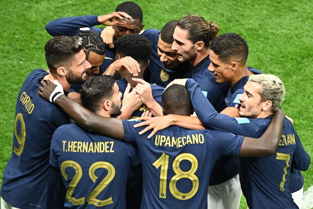 Französische Spieler feiern den Sieg im Viertelfinalspiels der Fußballweltmeisterschaft Katar 2022 zwischen England und Frankreich am 10. Dezember 2022. (Foto: Jewel SAMAD / AFP)