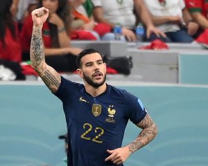 Frankreichs Verteidiger Theo Hernandez (Nr. 22) feiert den ersten Treffer seiner Mannschaft während des Halbfinalspiels der Fußballweltmeisterschaft Katar 2022 zwischen Frankreich und Marokko im Al-Bayt-Stadion in Al Khor, nördlich von Doha, am 14. Dezember 2022. (Foto: FRANCK FIFE / AFP)