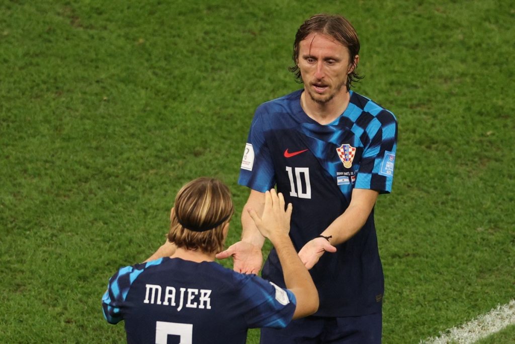 Der kroatische Mittelfeldspieler Luka Modric (Nr. 10) beim Verlassen des Spielfelds während des Halbfinalspiels der Fußballweltmeisterschaft Katar 2022 zwischen Argentinien und Kroatien im Lusail-Stadion in Lusail am 13. Dezember 2022. (Foto von Adrian DENNIS / AFP)