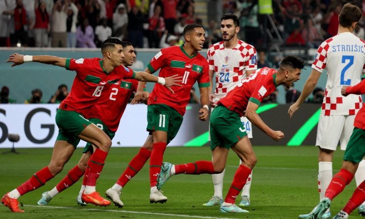 Marokkos Verteidiger (Nr. 20) Achraf Dari (2.v.r.) feiert mit seinen Teamkollegen den ersten Treffer seiner Mannschaft während des Playoff-Spiels um den dritten Platz der Fußball-Weltmeisterschaft Katar 2022 zwischen Kroatien und Marokko im Khalifa International Stadium in Doha am 17. Dezember 2022. (Foto: JACK GUEZ / AFP)