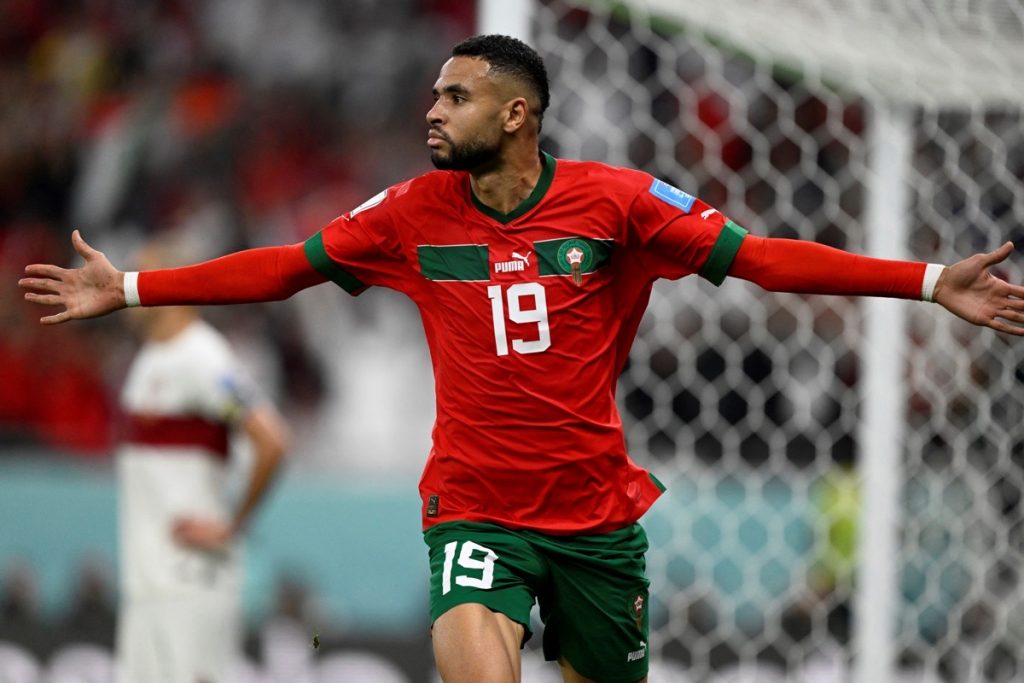 Marokkos Stürmer (Nr. 19) Youssef En-Nesyri jubelt nach seinem Führungstor während des Viertelfinales der Fußballweltmeisterschaft Katar 2022 zwischen Marokko und Portugal im Al-Thumama-Stadion in Doha am 10. Dezember 2022. (Foto: PATRICIA DE MELO MOREIRA / AFP)
