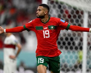 Marokkos Stürmer (Nr. 19) Youssef En-Nesyri jubelt nach seinem Führungstor während des Viertelfinales der Fußballweltmeisterschaft Katar 2022 zwischen Marokko und Portugal im Al-Thumama-Stadion in Doha am 10. Dezember 2022. (Foto: PATRICIA DE MELO MOREIRA / AFP)