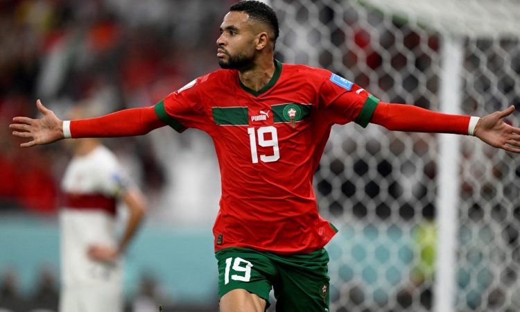 Marokkos Stürmer (Nr. 19) Youssef En-Nesyri jubelt nach seinem Führungstor während des Viertelfinales der Fußballweltmeisterschaft Katar 2022 zwischen Marokko und Portugal im Al-Thumama-Stadion in Doha am 10. Dezember 2022. (Foto: PATRICIA DE MELO MOREIRA / AFP)