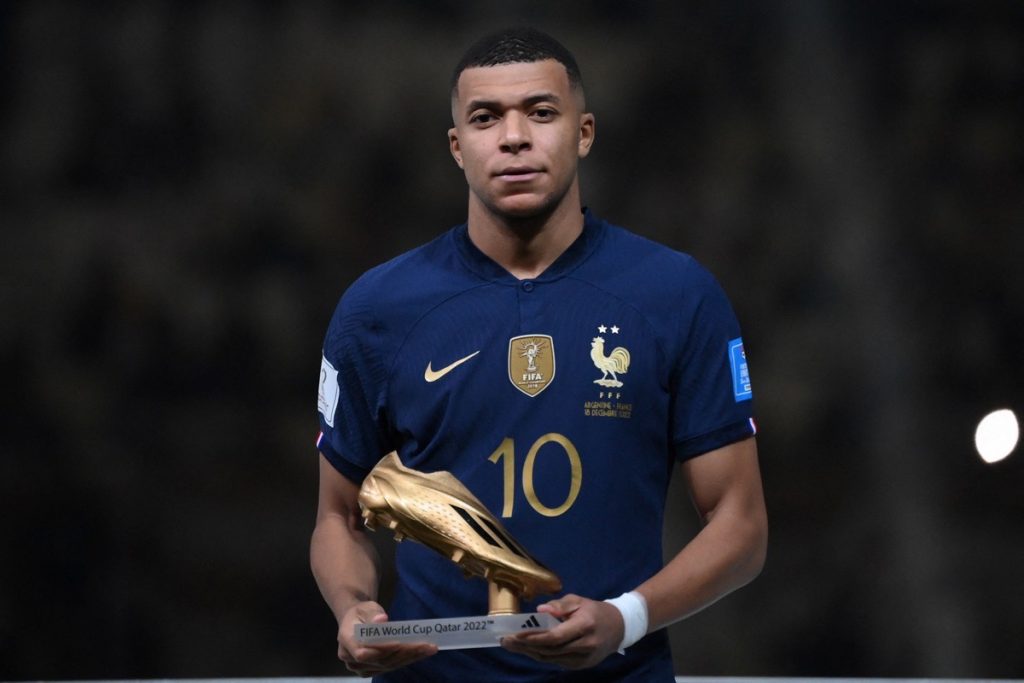 Frankreichs Stürmer Nr. 10, Kylian Mbappe, posiert nach der Verleihung des Goldenen Schuhs während der Zeremonie zur Verleihung der Trophäe der Fußballweltmeisterschaft Katar 2022 nach dem Endspiel zwischen Argentinien und Frankreich im Lusail-Stadion in Lusail, nördlich von Doha, am 18. Dezember 2022. - Argentinien siegte im Elfmeterschießen. (Foto: FRANCK FIFE / AFP)