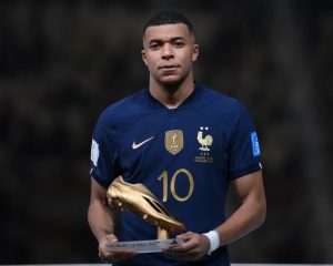 Frankreichs Stürmer Nr. 10, Kylian Mbappe, posiert nach der Verleihung des Goldenen Schuhs während der Zeremonie zur Verleihung der Trophäe der Fußballweltmeisterschaft Katar 2022 nach dem Endspiel zwischen Argentinien und Frankreich im Lusail-Stadion in Lusail, nördlich von Doha, am 18. Dezember 2022. - Argentinien siegte im Elfmeterschießen. (Foto: FRANCK FIFE / AFP)
