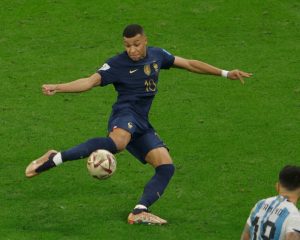 Frankreichs Stürmer Nr. 10, Kylian Mbappe, schießt den Ball zum zweiten Tor seiner Mannschaft während des Endspiels der Fußballweltmeisterschaft Katar 2022 zwischen Argentinien und Frankreich im Lusail-Stadion in Lusail, nördlich von Doha, am 18. Dezember 2022. (Foto: Odd ANDERSEN / AFP)