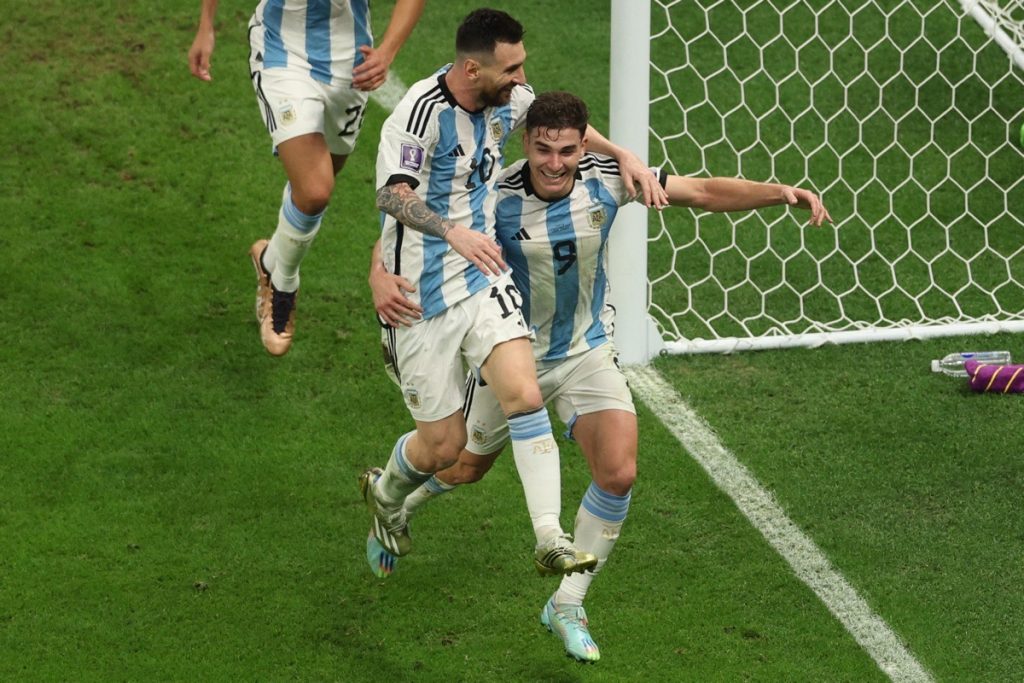 Der argentinische Stürmer Lionel Messi (10) umarmt den kroatischen Mittelfeldspieler Luka Modric (10) vor dem Beginn des Halbfinalspiels der Fußballweltmeisterschaft Katar 2022 zwischen Argentinien und Kroatien im Lusail-Stadion in Lusail, nördlich von Doha, am 13. Dezember 2022. (Foto von Kirill KUDRYAVTSEV / AFP)