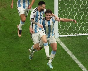 Der argentinische Stürmer Lionel Messi (10) umarmt den kroatischen Mittelfeldspieler Luka Modric (10) vor dem Beginn des Halbfinalspiels der Fußballweltmeisterschaft Katar 2022 zwischen Argentinien und Kroatien im Lusail-Stadion in Lusail, nördlich von Doha, am 13. Dezember 2022. (Foto von Kirill KUDRYAVTSEV / AFP)