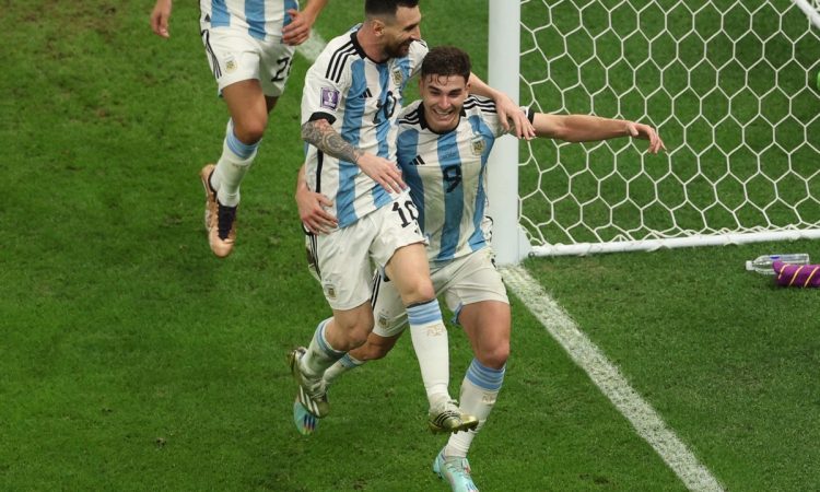 Der argentinische Stürmer Lionel Messi (10) umarmt den kroatischen Mittelfeldspieler Luka Modric (10) vor dem Beginn des Halbfinalspiels der Fußballweltmeisterschaft Katar 2022 zwischen Argentinien und Kroatien im Lusail-Stadion in Lusail, nördlich von Doha, am 13. Dezember 2022. (Foto von Kirill KUDRYAVTSEV / AFP)