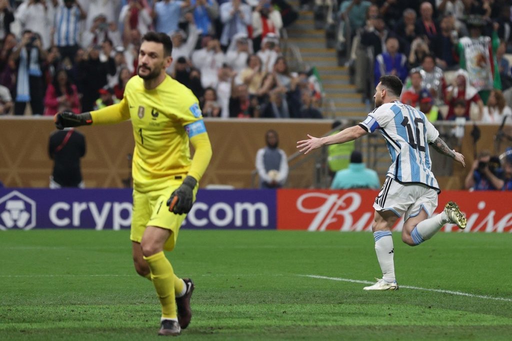 Argentiniens Stürmer Nr. 10 Lionel Messi (R) feiert den ersten Treffer seiner Mannschaft vom Elfmeterpunkt an Frankreichs Torhüter Nr. 01 Hugo Lloris (L) während des Endspiels der Fußballweltmeisterschaft Katar 2022 zwischen Argentinien und Frankreich im Lusail-Stadion in Lusail, nördlich von Doha, am 18. Dezember 2022. (Foto: ADRIAN DENNIS / AFP)
