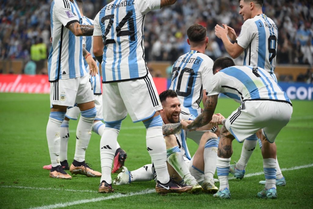 Der argentinische Stürmer Lionel Messi (Nr. 10) feiert mit seinen Mannschaftskameraden, nachdem er während des Endspiels der Fußballweltmeisterschaft Katar 2022 zwischen Argentinien und Frankreich im Lusail-Stadion in Lusail, nördlich von Doha, am 18. Dezember 2022 das erste Tor seiner Mannschaft vom Elfmeterpunkt aus erzielt hat. (Foto: FRANCK FIFE / AFP)