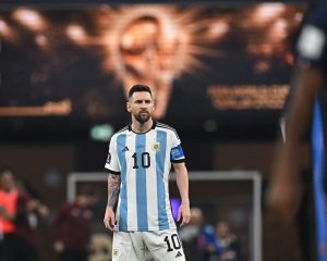 Der argentinische Stürmer Lionel Messi (Nr. 10) steht auf dem Spielfeld vor dem Beginn des Endspiels der Fußballweltmeisterschaft Katar 2022 zwischen Argentinien und Frankreich im Lusail-Stadion in Lusail, nördlich von Doha, am 18. Dezember 2022. (Foto: Paul ELLIS / AFP)