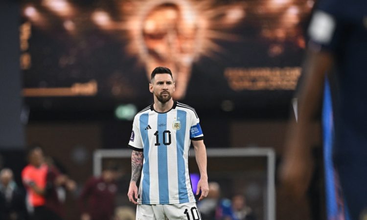 Der argentinische Stürmer Lionel Messi (Nr. 10) steht auf dem Spielfeld vor dem Beginn des Endspiels der Fußballweltmeisterschaft Katar 2022 zwischen Argentinien und Frankreich im Lusail-Stadion in Lusail, nördlich von Doha, am 18. Dezember 2022. (Foto: Paul ELLIS / AFP)