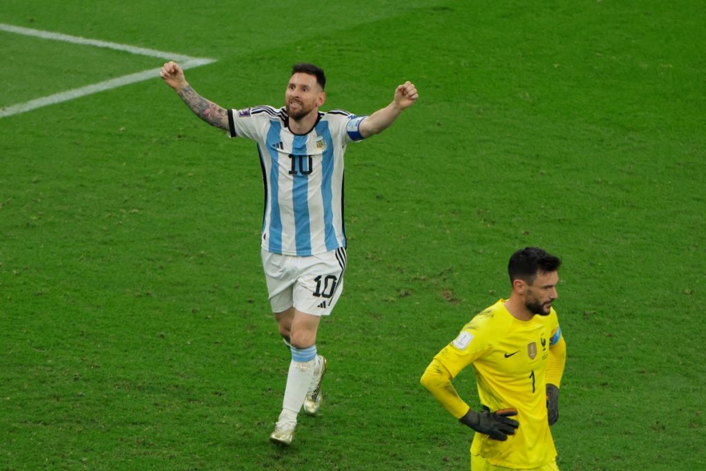 Der argentinische Stürmer Lionel Messi (Nr. 10) feiert den zweiten Treffer seiner Mannschaft während des Endspiels der Fußballweltmeisterschaft Katar 2022 zwischen Argentinien und Frankreich im Lusail-Stadion in Lusail, nördlich von Doha, am 18. Dezember 2022. (Foto: Odd ANDERSEN / AFP)