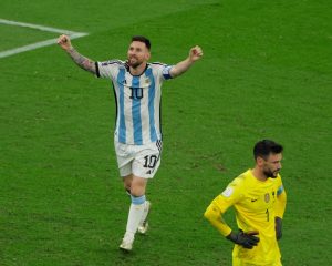 Der argentinische Stürmer Lionel Messi (Nr. 10) feiert den zweiten Treffer seiner Mannschaft während des Endspiels der Fußballweltmeisterschaft Katar 2022 zwischen Argentinien und Frankreich im Lusail-Stadion in Lusail, nördlich von Doha, am 18. Dezember 2022. (Foto: Odd ANDERSEN / AFP)